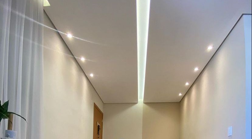 Sala com rebaixamento e spots de LED