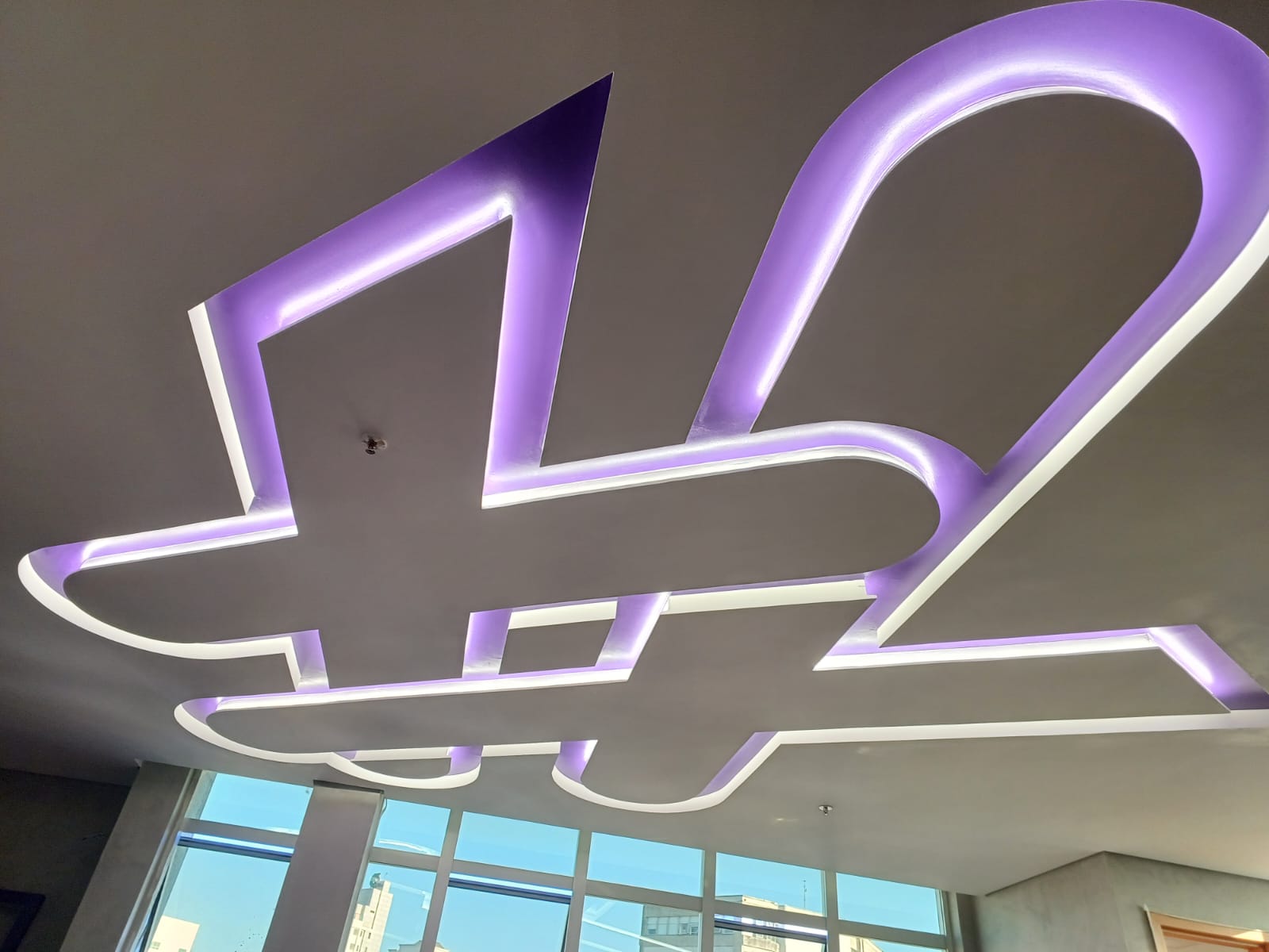 Sanca decorativa com iluminação LED em sala de estar de alto padrão