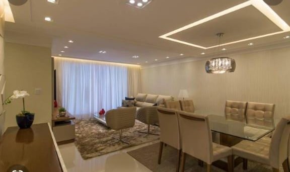 Sala ampla com sanca aberta e iluminação embutida
