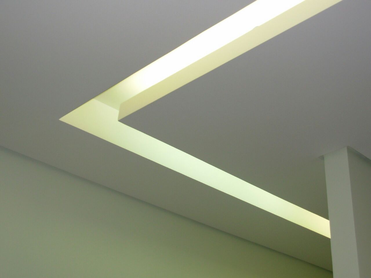 Detalhe de sanca aberta com iluminação indireta